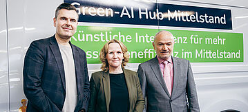 Steffi Lemke zusammen mit Stefan Demuth, Geschäftsführer ZUG GmbH und Prof. Dr. Oliver Thomas, DFKI, vor dem Green-AI Hub E-Transporter.