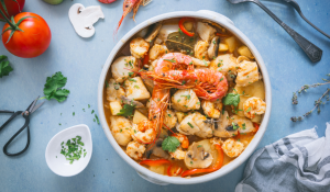 Caldereta de peix amb gambes, bolets i pomes