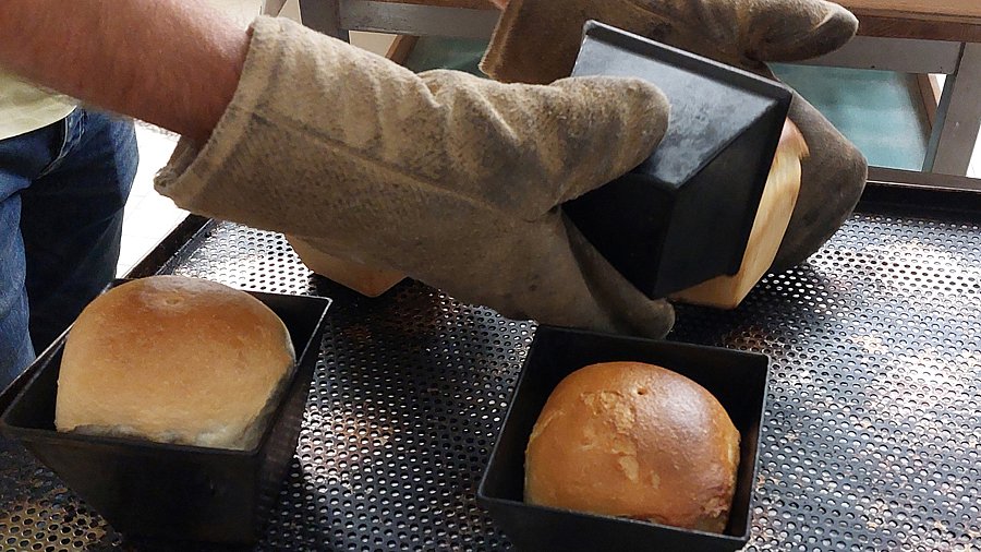 Gebackenes Brot in Backformen.