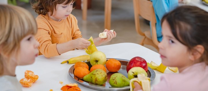 Kindergruppe essen obst