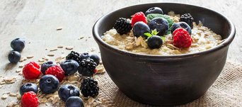 Eine Schüssel mit Haferbrei bzw. Porridge und Beeren