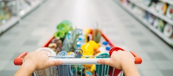 Einkaufswagen im Supermarkt