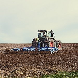 Landmaschine auf dem Acker