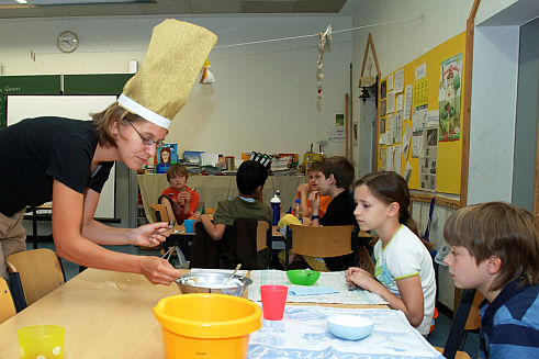 Eine Mutter zeigt den Kindern, wie man abschmeckt