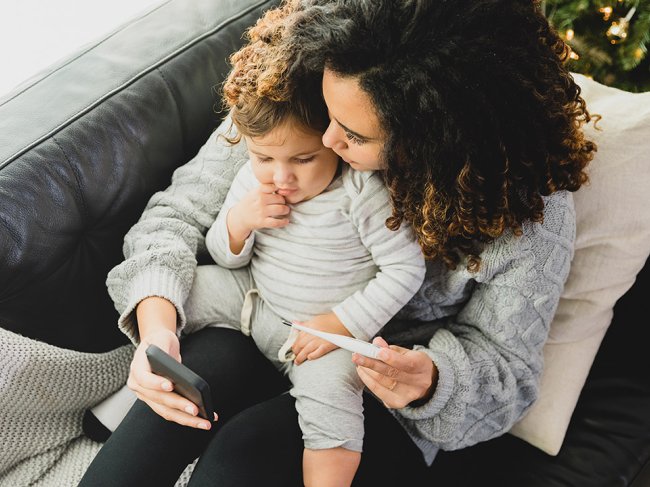 Mãe avalia sintomas do filho doente