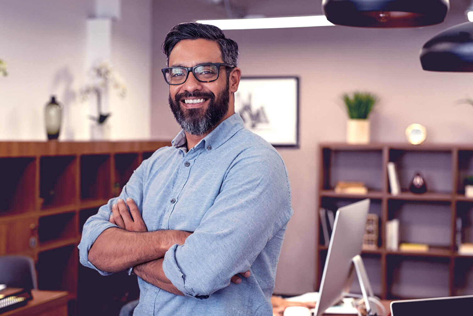 Hombre sonriendo con brazos cruzados