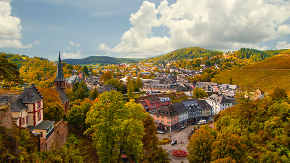 Stadt im ländlichen Raum | Quelle: © Mit *HPS* auf Reisen / Adobe Stock