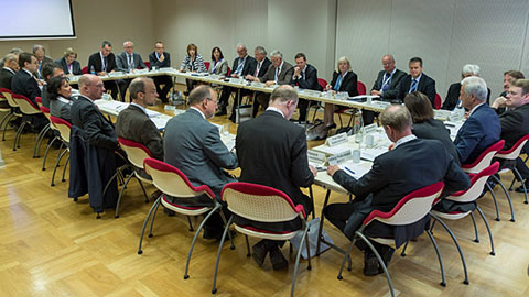 Arbeitsgruppe beim ersten Demografiegipfel der Bundesregierung | Quelle: © Thomas Imo/photothek.net