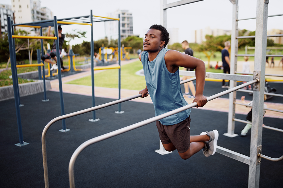 Für Calisthenics ist keine spezielle Ausrüstung notwendig – Geräte in öffentlichen Anlagen werden gerne genutzt.