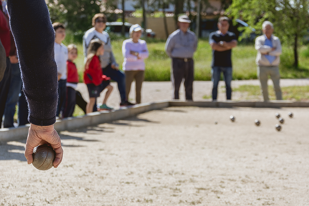 Inklusive Parks bieten Bewegungsmöglichkeiten für unterschiedliche Gruppen von Nutzer*innen.