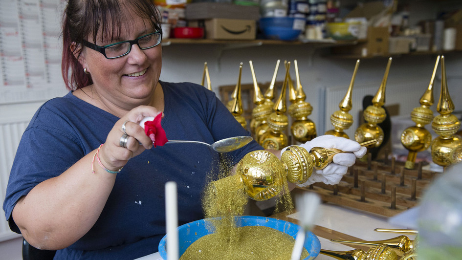 Peggy Porsche-Neupert bemalt und verziert vergoldete Weihnachtsbaumspitzen für die traditionsreiche Firma Veit Hoch.