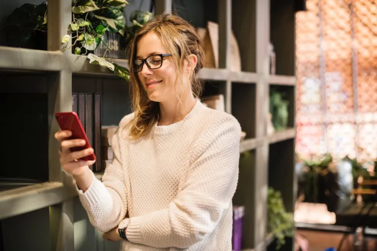 LADY ORDERING FOOD 1024x683