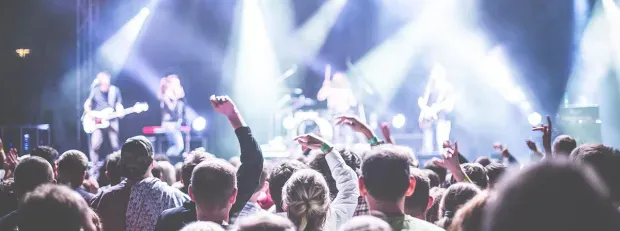 Foule de gens dansant lors d'un concert