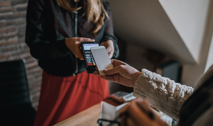 Customer paying for goods using mobile payment app