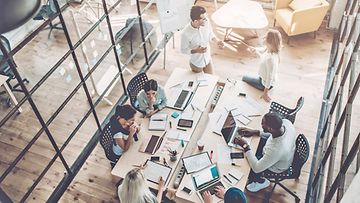 Personen mit Laptops an Konferenztischen