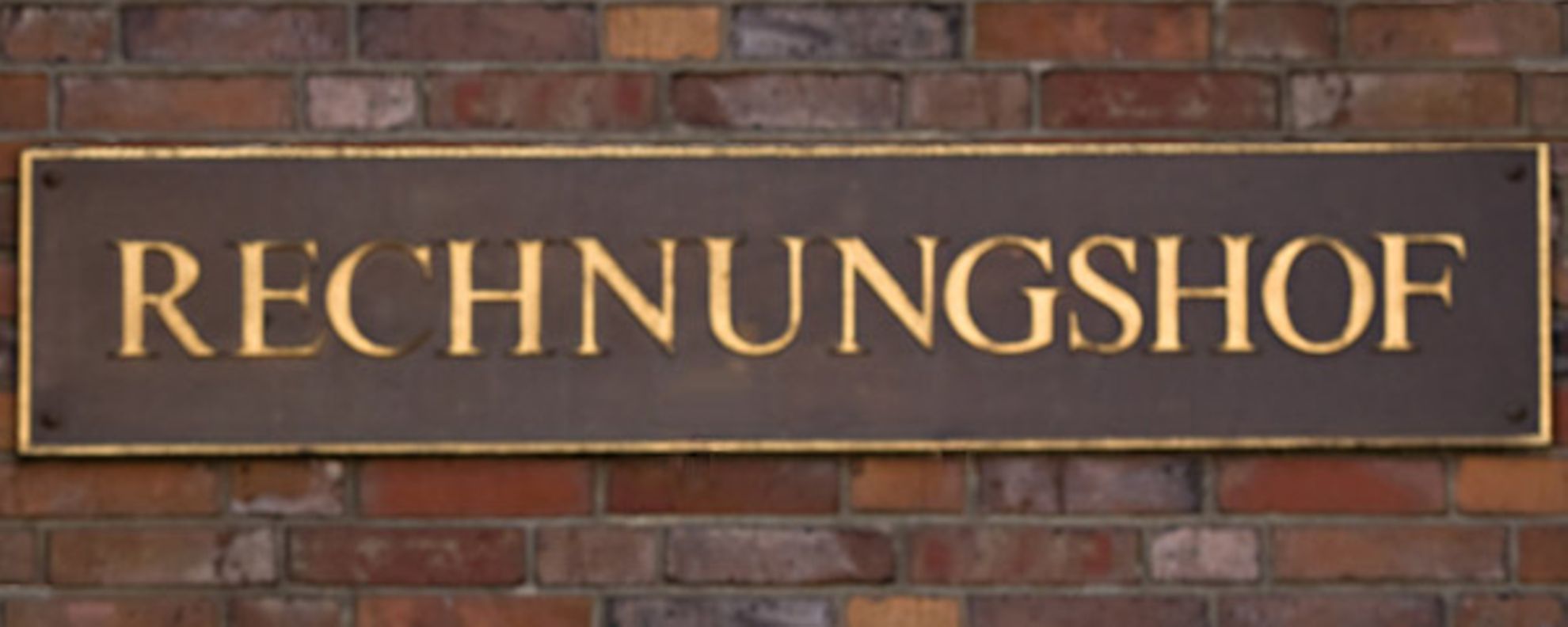 Großes Schild "Rechnungshof" auf Klinkerwand