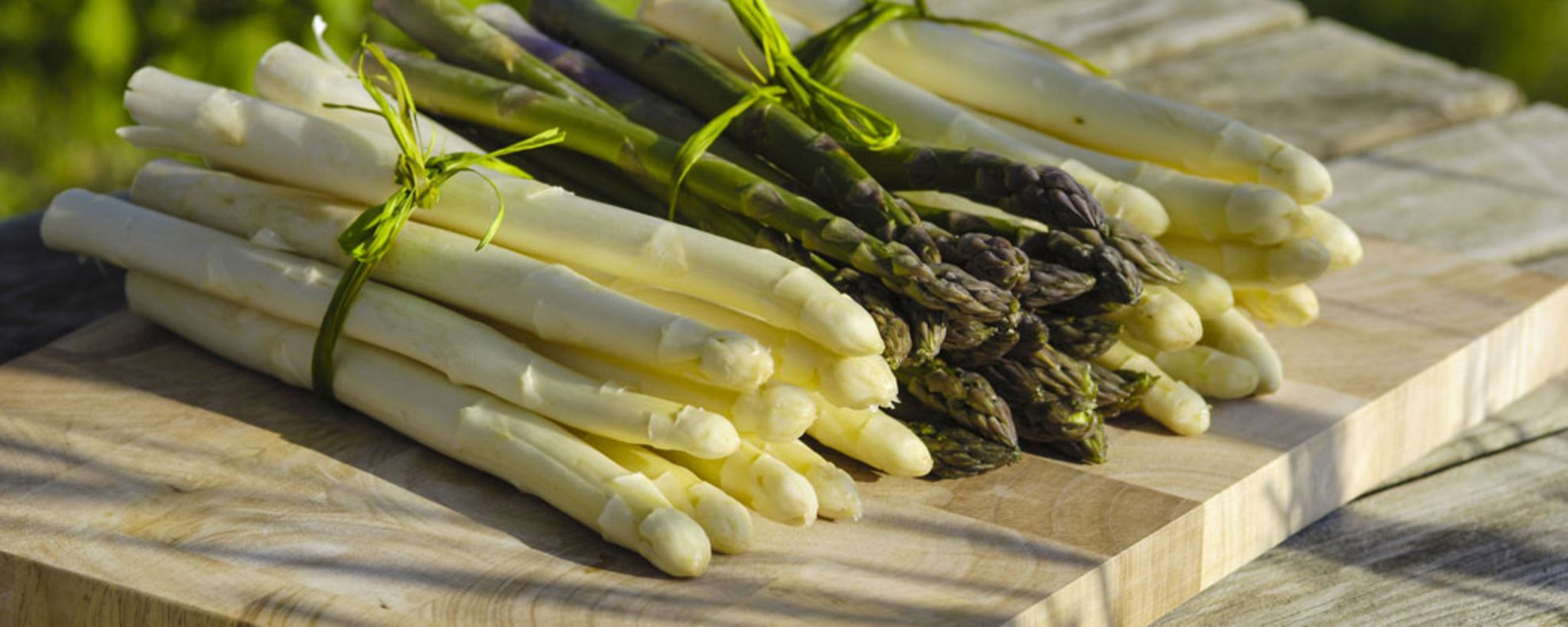 Grüner und weißer Spargel