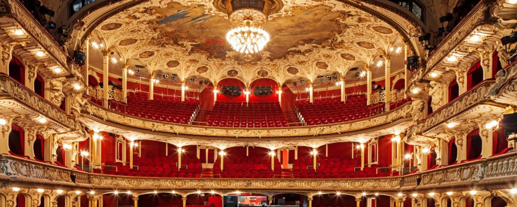 Innenaufnahme des Deutschen SchauSpielHauses. Blick von der Bühne in den opulenten Publikumsraum.