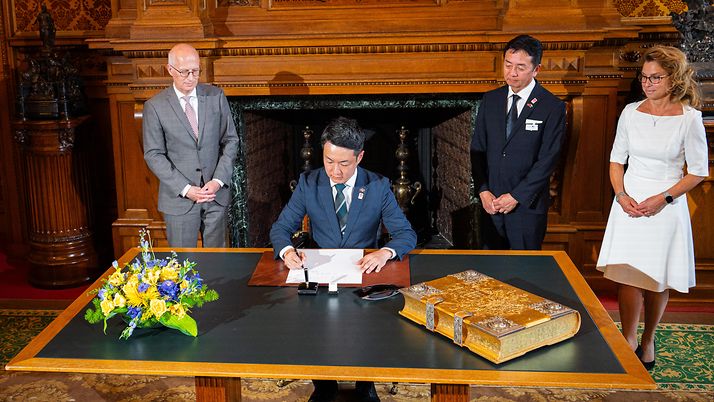 Gespräch mit dem Bürgermeister von Osaka