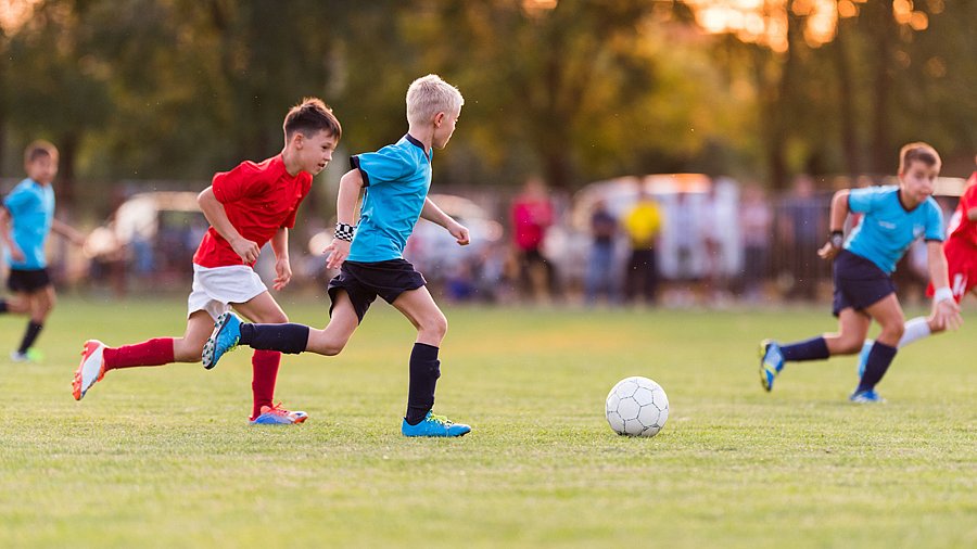 Jungen beim Fußballspielen im Verein