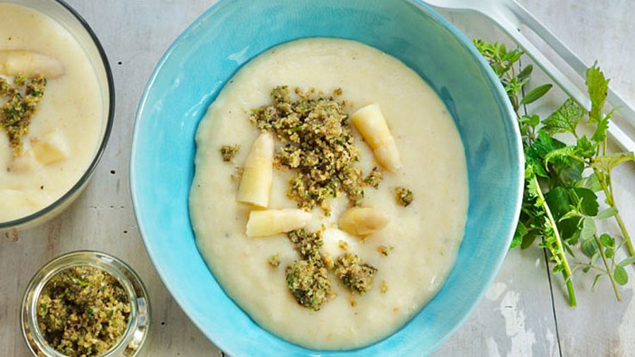 1 Portion Spargelsuppe in einer blauen Schale serviert.