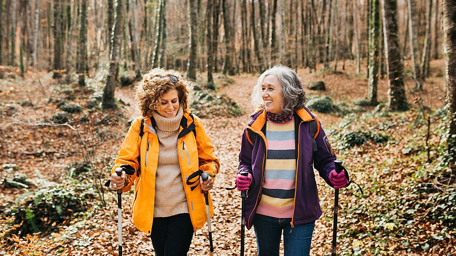 Zwei Frauen beim Nordic-Walking im Wald