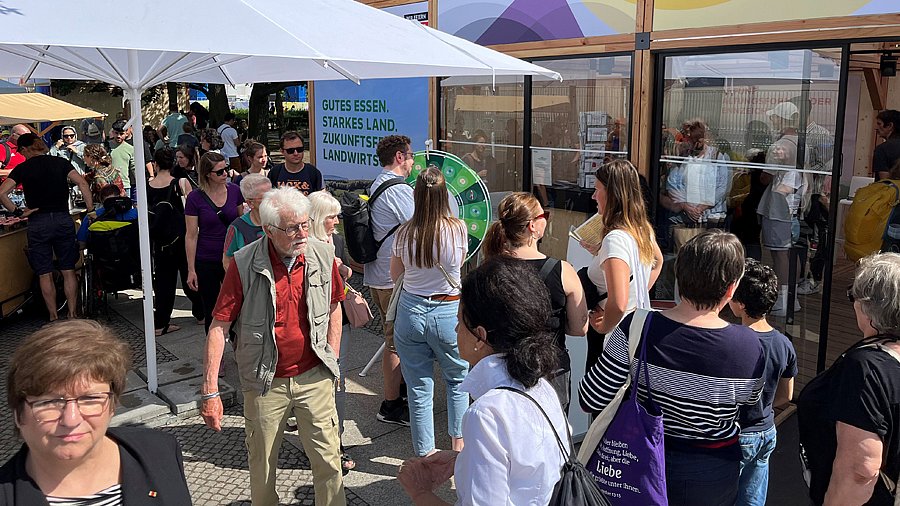 Menschen beim Demokratiefest am BMEL-Pavillon