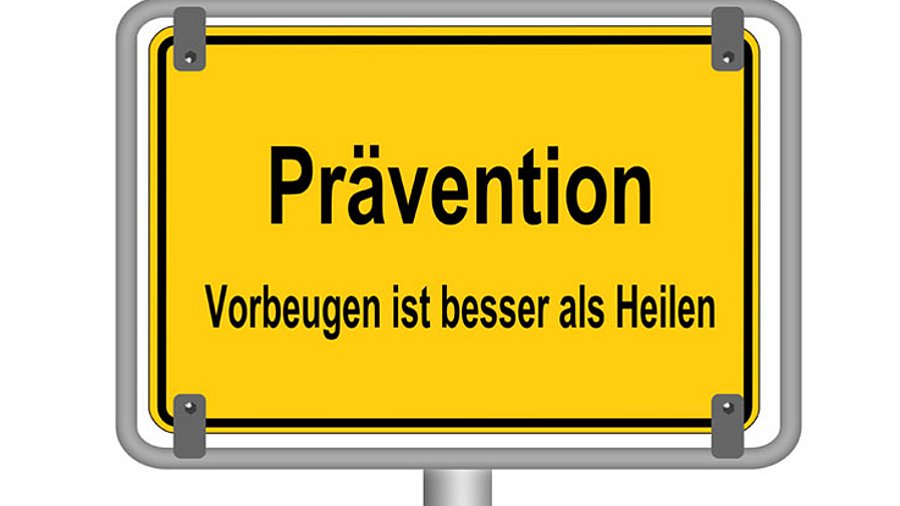 Gelbes Verkehrsschild mit schwarzer Aufschrift "Prävention - Vorbeugen ist besser als heilen"