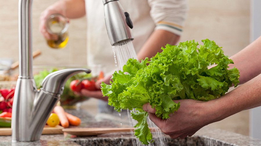 Hände waschen Salat unter fließendem Wasser