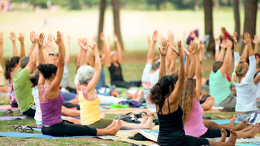 Gruppe von Frauen bei Dehnübungen in einem Park