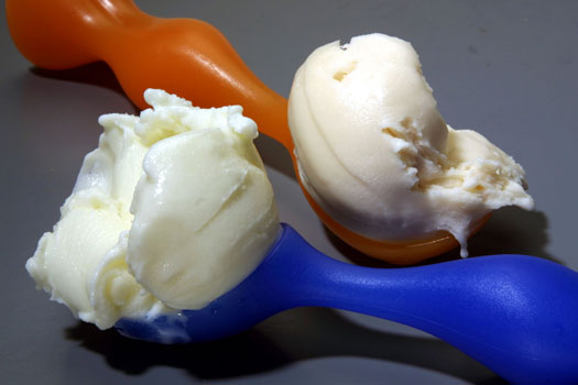 Eislöffel mit 2 Sorten veganem Speiseeis