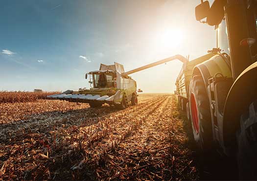 Daten- und modellgestützte Algorithmen in der Produktwirkung Landwirtschaft, Traktoren auf dem Feld