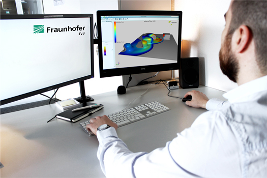 Mitarbeiter visualisiert Reinigungsprozesse mittels Simulationssoftware