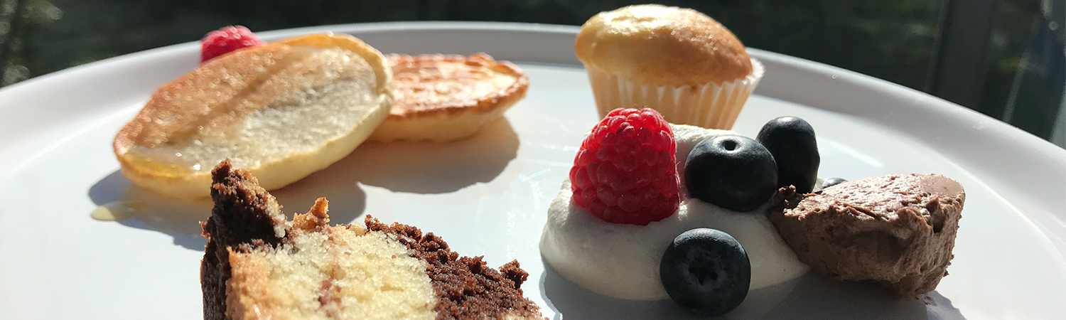 Produktbeispiele von Feinen Backwaren: Marmorkuchen, Muffin, Pancake verziert mit Creme und Beeren