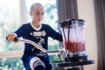 Mädchen auf Smoothie-Bike