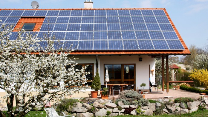 Bestehendes Einfamilienhaus mit Garten und Photovoltaikanlage auf dem Dach