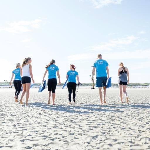 Sportteam auf dem Weg zum Workout am Sportstrand