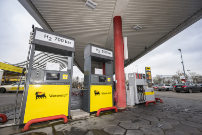 Wasserstoff-Tankstelle im Industriepark Höchst mit zwei Tanksäulen.