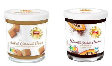 Abgebildet sind zwei Gläser mit Brotaufstrichen. Ein Glas trägt die Kennzeichnung "Salted Caramel Creme" und das andere "Dunkle Kakao Creme"