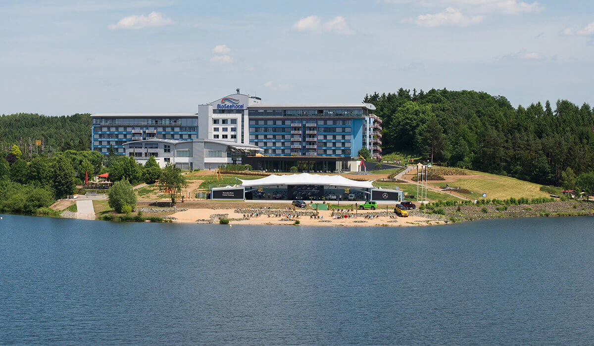 Bildbeschreibung / description: Blick auf Bio-Seehotel in Zeulenroda