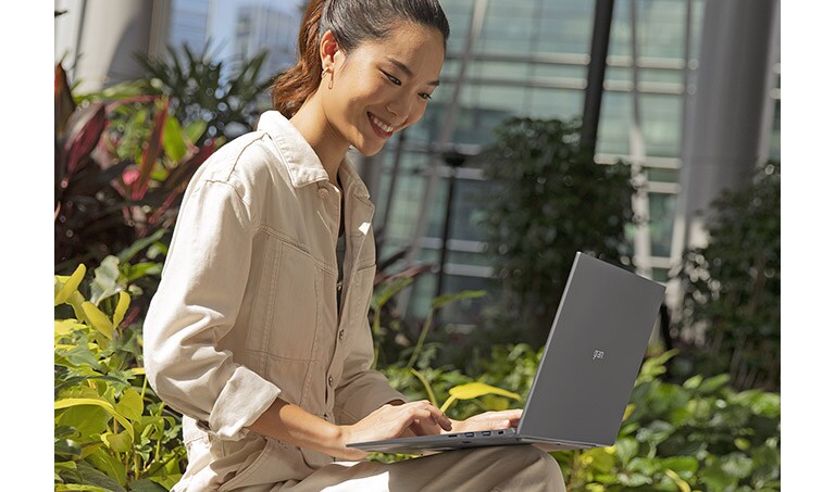 A woman works in the park with LG gram.