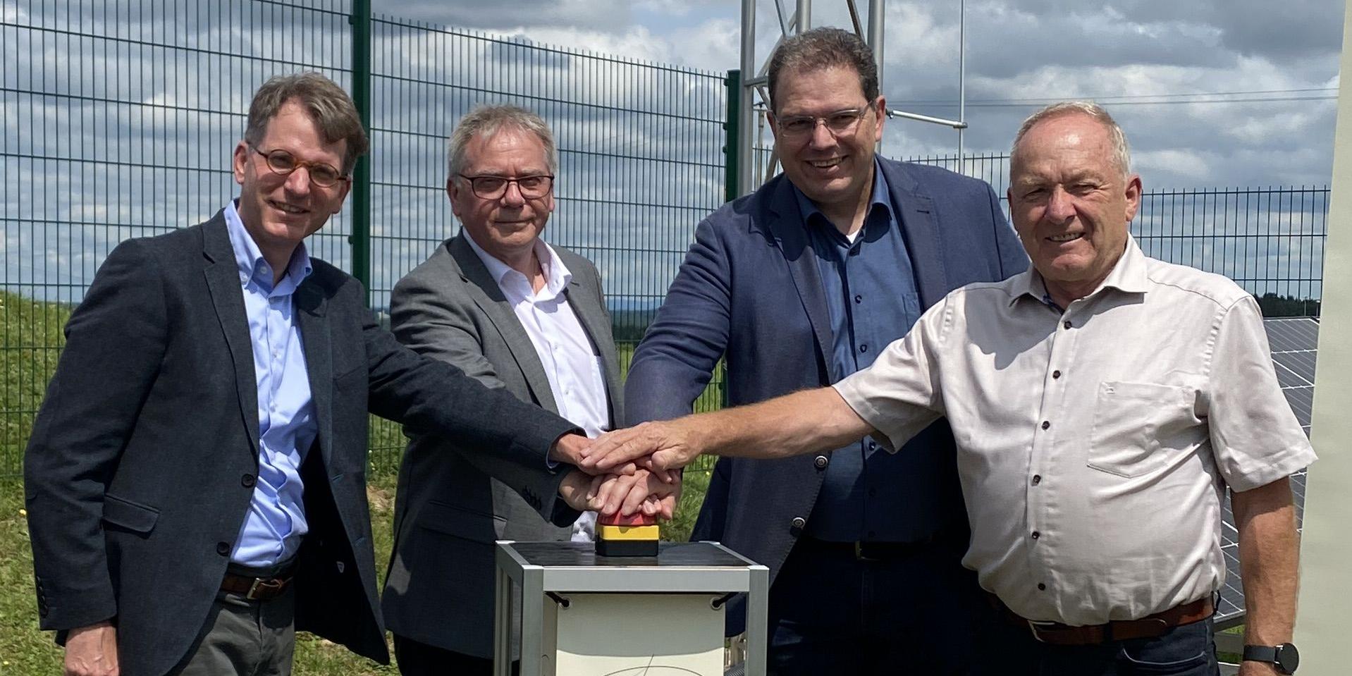 Einweihung SAPOS-Referenzstation Göschweiler v.l.n.r.: Erster Landesbeamter Dr. Martin Barth, Präsident Dieter Ziesel, Bürgermeister Tobias Link, Ortsvorsteher Manfred Furtwängler