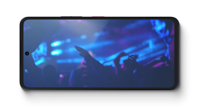 T-Phone 2 Pro im Landscape Modus. Auf dem display wird ein Live Konzert gestreamt.