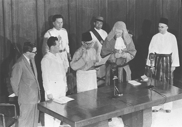 Swearing-in of the first locally-born Yang Di-Pertuan Negara of Singapore Yusof Bin Ishak at City Hall.