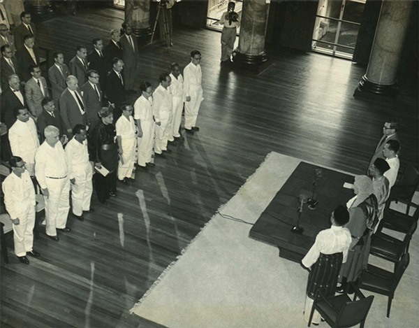 Scene before the swearing-in at the installation ceremony in the City Hall Chamber on 3 December 1959. Yusof Ishak Collection, Courtesy of National Archives of Singapore.