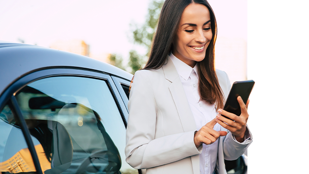 Mulher com telemóvel na mão, a receber o alerta via App