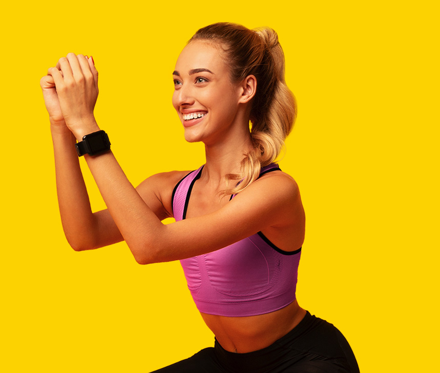 Mulher sorridente a fazer exercício com smartwatch no pulso