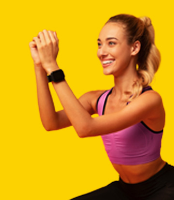 Mulher sorridente a fazer exercício com smartwatch no pulso