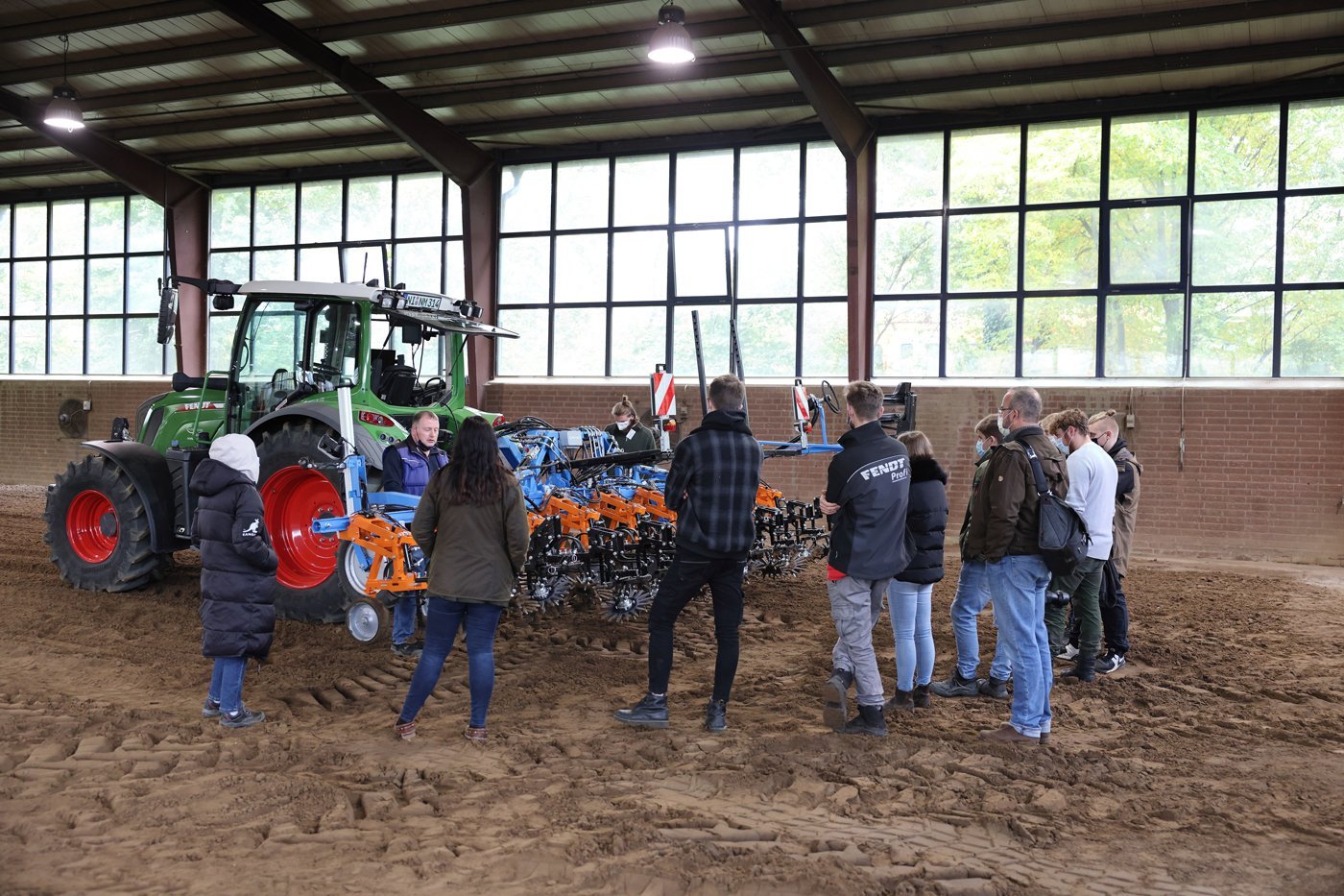 Gruppe steht vor einem Traktor. Foto: Vision Nienburg