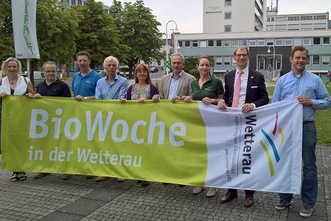 Gruppe von Menschen mit Banner.